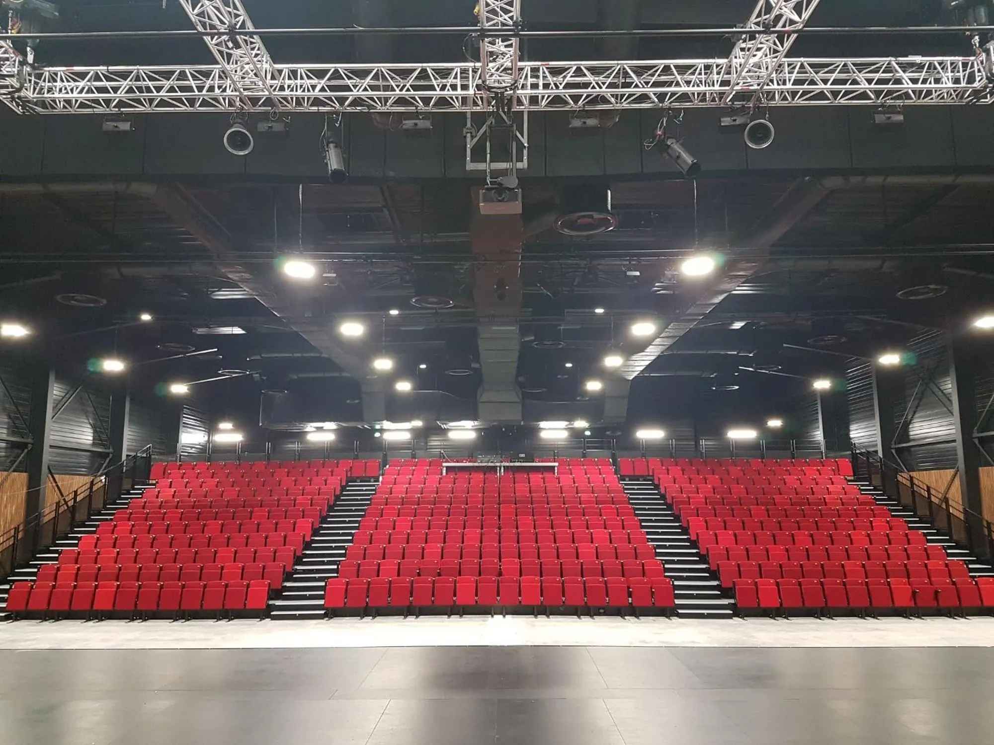 Salle de spectable avec des siège rouge rabattables